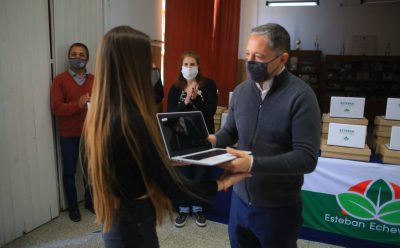 FERNANDO GRAY ENTREGÓ MÁS DE 170 NETBOOKS A ESTUDIANTES DE SEXTO AÑO