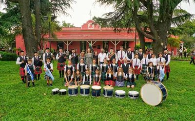FERNANDO GRAY JUNTO A LA COMUNIDAD ESCOCESA DE ESTEBAN ECHEVERRÍA