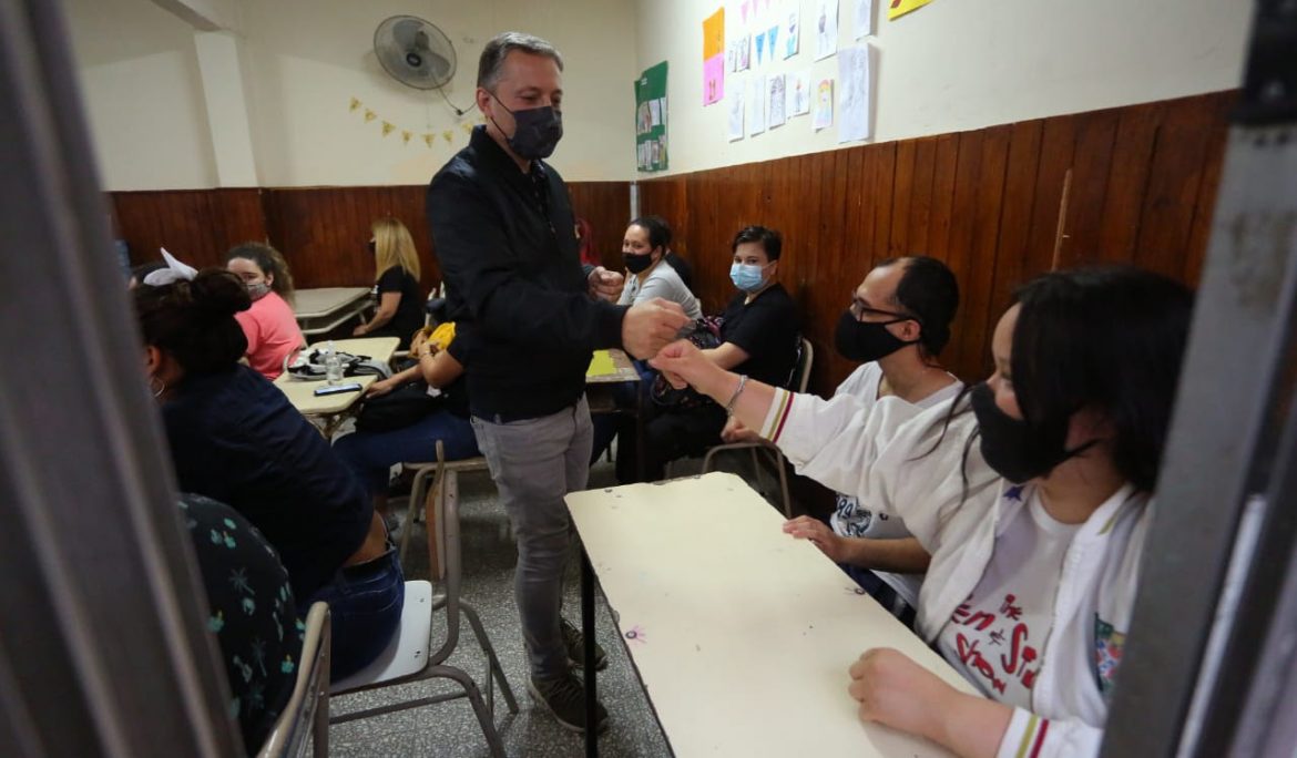 FERNANDO GRAY VISITÓ ESCUELAS DE MONTE GRANDE SUR, LUIS GUILLÓN Y 9 DE ABRIL