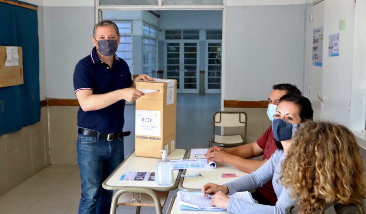 FERNANDO GRAY VOTÓ EN LA ESCUELA N° 15 DE CANNING