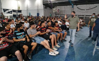 FERNANDO GRAY JUNTO A LOS CAMPEONES PREJUVENILES DE FÚTBOL DE ESTEBAN ECHEVERRÍA