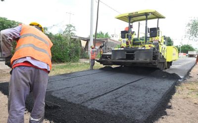 CONTINÚAN LAS OBRAS DE ASFALTO EN ESTEBAN ECHEVERRÍA