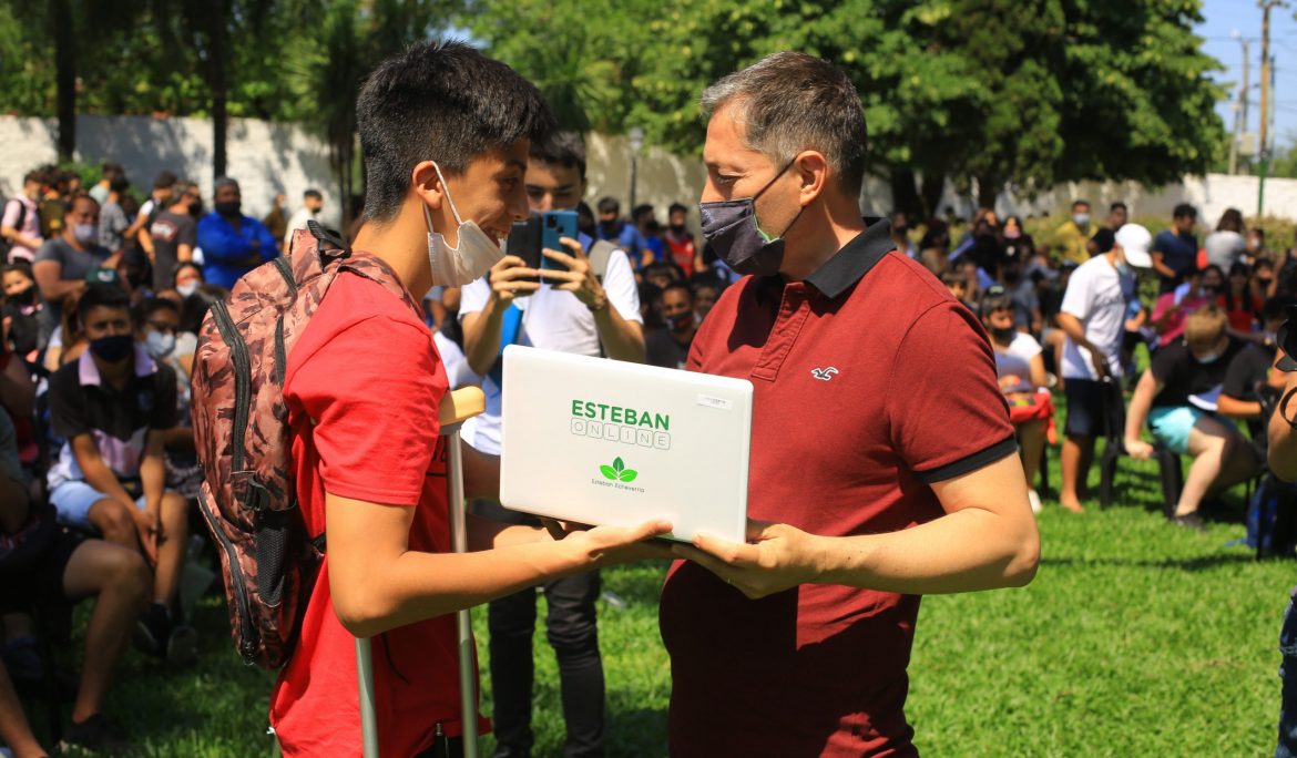 FERNANDO GRAY ENTREGÓ 787 NETBOOKS EN EL MARCO DEL PROGRAMA ESTEBAN ONLINE