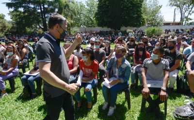 FERNANDO GRAY ENTREGÓ NETBOOKS A MÁS DE MIL ESTUDIANTES DE 6° AÑO