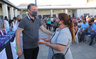 FERNANDO GRAY ENTREGÓ 254 TABLETS DEL PROGRAMA “ESTEBAN ONLINE”