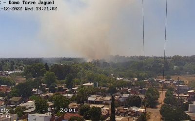 EN UN TRABAJO CONJUNTO, BOMBEROS Y PERSONAL DEL MUNICIPIO LOGRARON CONTROLAR LOS FOCOS DE INCENDIO EN ESTEBAN ECHEVERRÍA