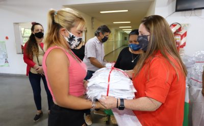 EL MUNICIPIO ENTREGÓ GUARDAPOLVOS A NIÑAS Y NIÑOS DE DISTRITO