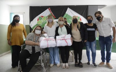 EL MUNICIPIO ENTREGÓ GUARDAPOLVOS A CHICAS Y CHICOS DE LOS BARRIOS MALVINAS Y PLAN FEDERAL