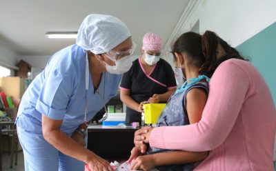 OPERATIVOS DE VACUNACIÓN CONTRA EL COVID-19 EN ESCUELAS DE ESTEBAN ECHEVERRÍA