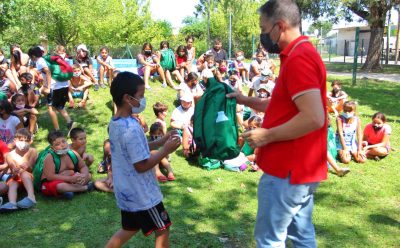 FERNANDO GRAY ENTREGÓ KITS A LAS Y LOS CHICOS QUE ASISTEN A LA COLONIA DE VERANO
