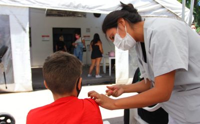 EN ESTEBAN ECHEVERRÍA AVANZA LA CAMPAÑA DE VACUNACIÓN CONTRA EL COVID-19