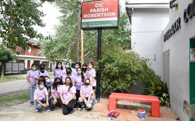 ESTEBAN ECHEVERRÍA SUMA BANCOS ROJOS EN HOMENAJE A VÍCTIMAS DE VIOLENCIA DE GÉNERO