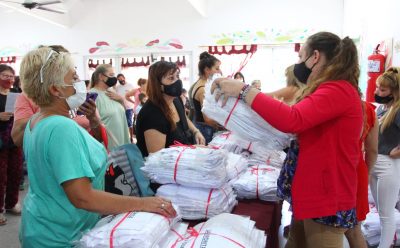 EN ESTEBAN ECHEVERRÍA, CONTINÚA LA ENTREGA DE GUARDAPOLVOS