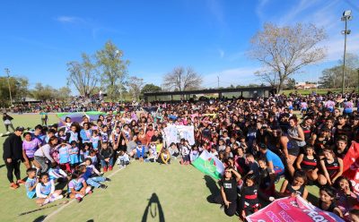 FERNANDO GRAY EN LA ENTREGA DE CAMISETAS A LA ASOCIACIÓN DE ESCUELAS DE HOCKEY DE ESTEBAN ECHEVERRÍA