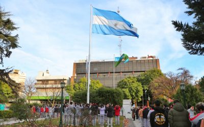 ESTUDIANTES DE SECUNDARIA HOMENAJEARON A MANUEL BELGRANO EN LA PLAZA MITRE