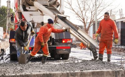 EL MUNICIPIO AVANZA EN LA PAVIMENTACIÓN Y LA CONSTRUCCIÓN DE VEREDAS EN BARRIO MALVINAS Y EN 9 DE ABRIL