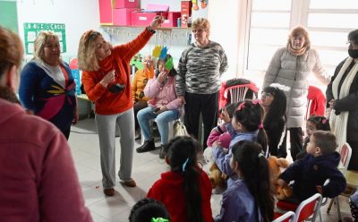 ADULTAS Y ADULTOS MAYORES BRINDARON UN ESPECTÁCULO DE NARRACIÓN PARA NIÑAS Y NIÑOS DEL CAI EL MANZANAR