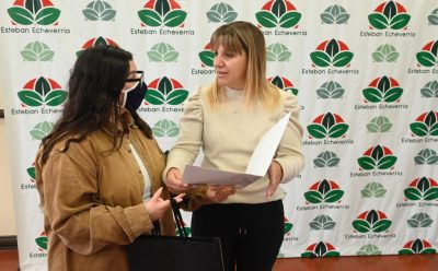 EL MUNICIPIO DE ESTEBAN ECHEVERRÍA ENTREGÓ UN SUBSIDIO A UNA VECINA QUE CURSARÁ SUS ESTUDIOS UNIVERSITARIOS EN ESTADOS UNIDOS