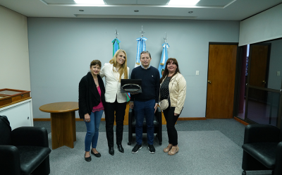 FERNANDO GRAY ENTREGÓ UN RECONOCIMIENTO A LA EXDIRECTORA DE LA ESCUELA PRIMARIA N.° 16