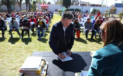 FERNANDO GRAY PARTICIPÓ DE LA FIRMA DE 234 ESCRITURAS DE VECINAS Y VECINOS DE ESTEBAN ECHEVERRÍA