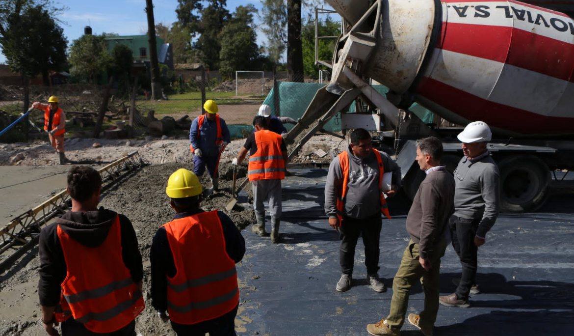 FERNANDO GRAY RECORRIÓ UNA OBRA DE PAVIMENTACIÓN EN 9 DE ABRIL