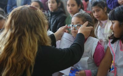 EL MUNICIPIO ENTREGÓ LENTES A CHICAS Y CHICOS DE DOS ESCUELAS PRIMARIAS DEL DISTRITO