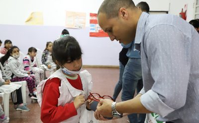 EL MUNICIPIO ENTREGÓ 230 PARES DE LENTES A CHICAS Y CHICOS DE ESCUELAS PRIMARIAS DEL DISTRITO