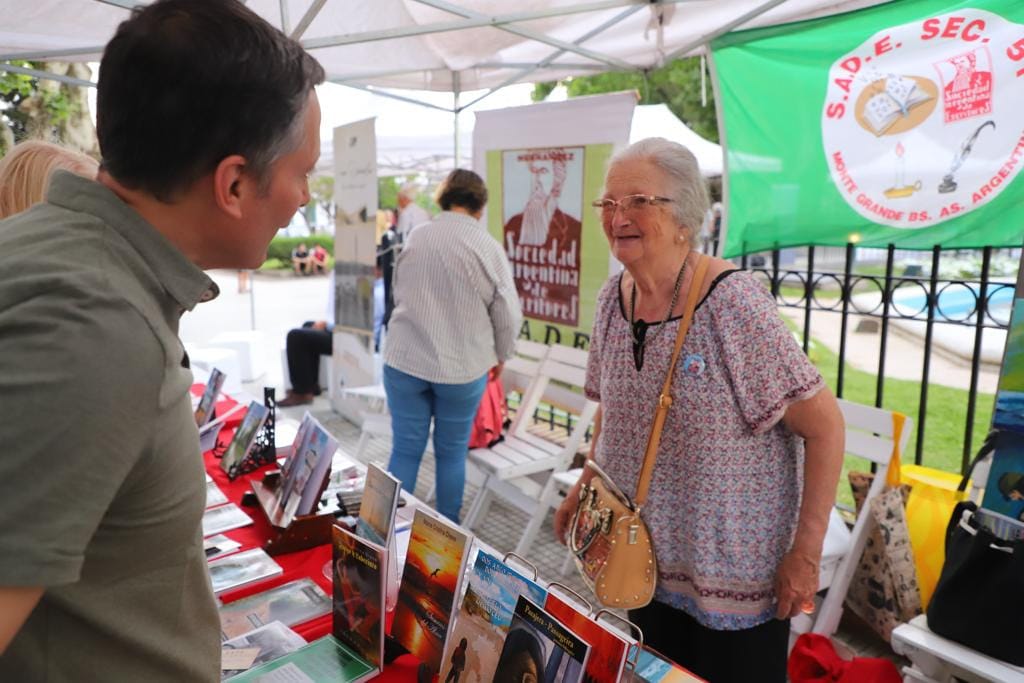 FERNANDO GRAY RECORRIÓ LA 13° EDICIÓN DE LA FERIA DEL LIBRO DE ESTEBAN ECHEVERRÍA