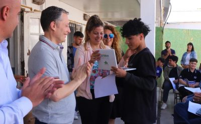 FERNANDO GRAY ENTREGÓ NETBOOKS A ESTUDIANTES DE LA ESCUELA SECUNDARIA N° 36