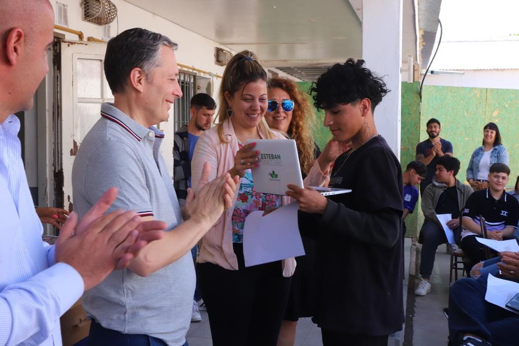 FERNANDO GRAY ENTREGÓ NETBOOKS A ESTUDIANTES DE LA ESCUELA SECUNDARIA N° 36