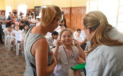 EL MUNICIPIO ENTREGÓ 164 PARES DE ANTEOJOS A CHICAS Y CHICOS DE MONTE GRANDE