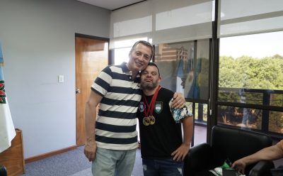 FERNANDO GRAY ENTREGÓ UNA DISTINCIÓN AL TAEKWONDISTA NICOLÁS ESCOBAR