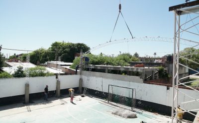AVANZA LA CONSTRUCCIÓN DE UN TECHO PARABÓLICO EN EL CLUB LAS COLINAS DE MONTE GRANDE SUR