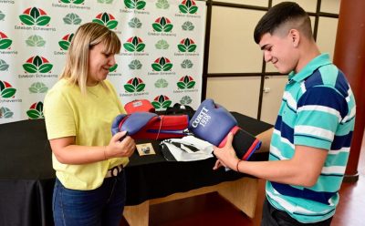 <strong>EL MUNICIPIO ENTREGÓ ELEMENTOS DEPORTIVOS AL BOXEADOR LOCAL AGUSTÍN LEGUIZAMÓN</strong>