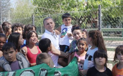 FERNANDO GRAY ENTREGÓ KITS A CHICAS, CHICOS Y ADULTAS Y ADULTOS MAYORES QUE DISFRUTAN LAS COLONIAS DE VERANO