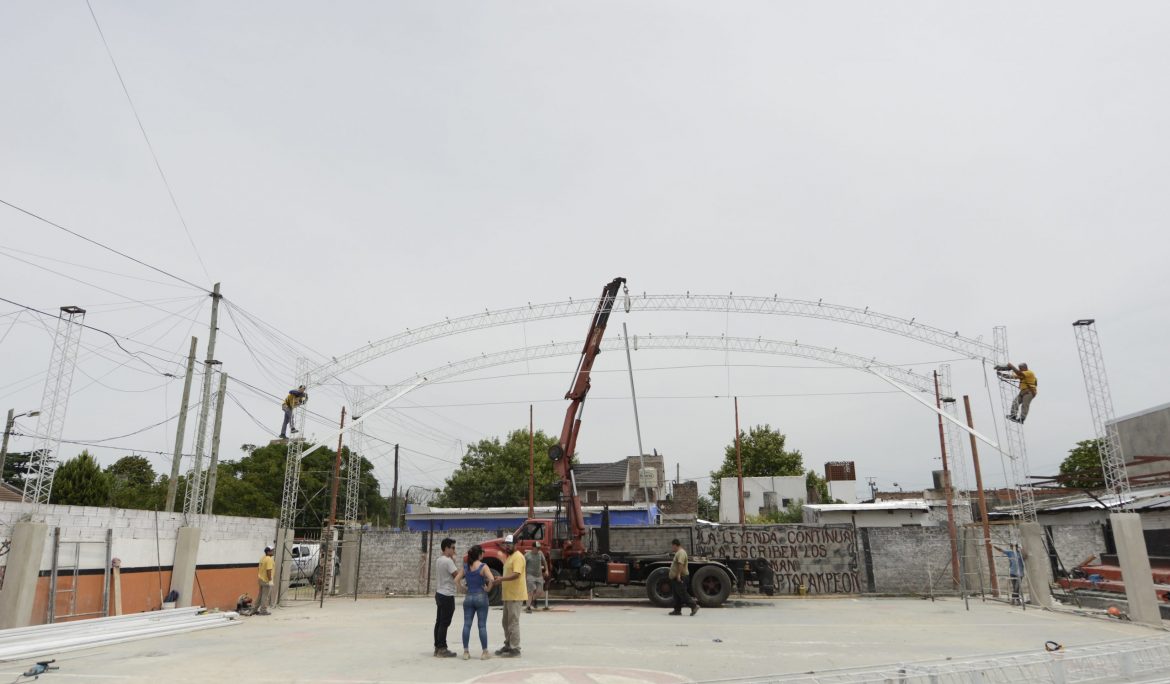 El municipio de Esteban Echeverría trabajo en la construcción de un techo parabólico en el Club Social y Deportivo Unión