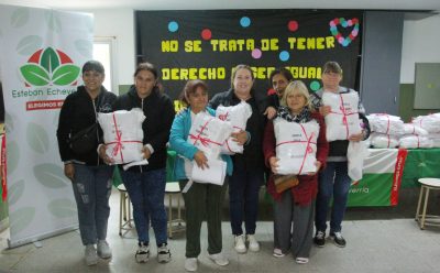 CONTINÚA LA ENTREGA DE GUARDAPOLVOS PARA NIÑAS Y NIÑOS DE ESTEBAN ECHEVERRÍA