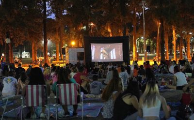 VECINAS Y VECINOS DISFRUTARON DE UNA NOCHE DE CINE AL AIRE LIBRE EN MONTE GRANDE