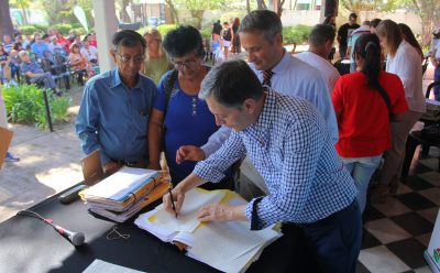 FERNANDO GRAY REALIZÓ LA TOMA DE 253 FIRMAS DE ESCRITURAS DE VECINAS Y VECINOS DEL DISTRITO