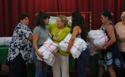 EL MUNICIPIO ENTREGÓ 3.356 GUARDAPOLVOS PARA CHICAS Y CHICOS DEL DISTRITO