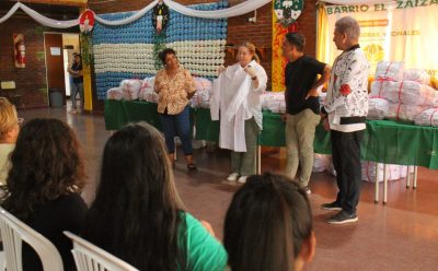 EL MUNICIPIO ENTREGÓ GUARDAPOLVOS PARA LAS CHICAS Y LOS CHICOS DEL DISTRITO
