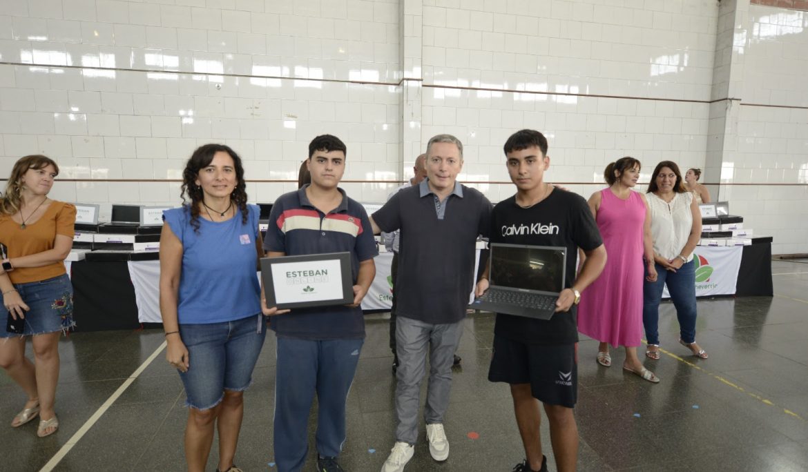 FERNANDO GRAY ENTREGÓ 951 NOTEBOOKS A ESTUDIANTES DE 6° AÑO DE ESCUELAS SECUNDARIAS DE ESTEBAN ECHEVERRÍA
