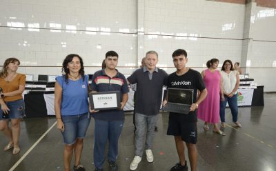 FERNANDO GRAY ENTREGÓ 951 NOTEBOOKS A ESTUDIANTES DE 6° AÑO DE ESCUELAS SECUNDARIAS DE ESTEBAN ECHEVERRÍA