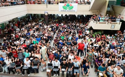 FERNANDO GRAY OTORGÓ 379 NOTEBOOKS A CHICAS Y CHICOS DE 6° AÑO DE CINCO ESCUELAS SECUNDARIAS DEL DISTRITO