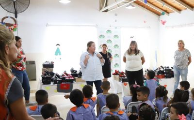 EL MUNICIPIO REALIZÓ UNA ENTREGA DE PINTORCITOS Y ZAPATILLAS EN MONTE GRANDE SUR