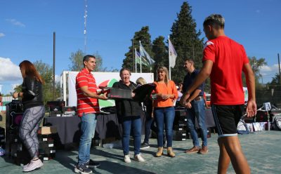 EL MUNICIPIO ENTREGÓ KITS ESCOLARES Y ZAPATILLAS A JÓVENES DEL PROGRAMA ENVIÓN