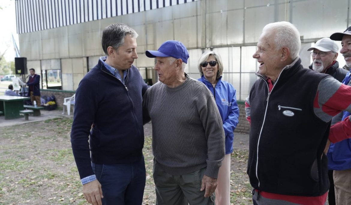 FERNANDO GRAY ACOMPAÑÓ A ADULTAS Y ADULTOS MAYORES EN LA APERTURA DEL TORNEO DE TEJO LA CAUTIVA