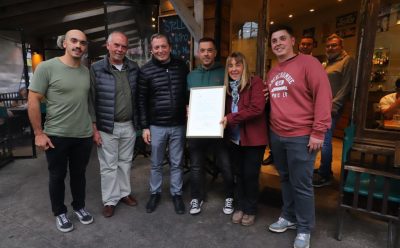 FERNANDO GRAY ENTREGÓ UN RECONOCIMIENTO AL BAR VELVET POR SU 30° ANIVERSARIO