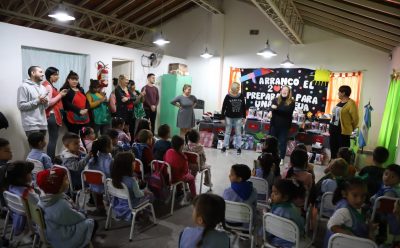 ENTREGA DE PINTORCITOS Y ZAPATILLAS A ALUMNAS Y ALUMNOS DE 9 DE ABRIL 