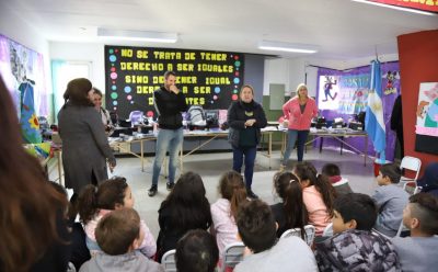 EL MUNICIPIO ENTREGÓ KITS ESCOLARES Y ZAPATILLAS A CHICAS Y CHICOS DE MONTE GRANDE